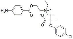 CAS 登录号：42016-66-0， 4-氨基苯甲酰氧乙基二乙基铵 2-(4-氯苯氧基)-2-甲基丙酸盐