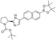 CAS 登录号：1228552-26-8, (S)-2-(4-(6-(4,4,5,5-四甲基-1,3,2-二氧杂硼杂环戊烷-2-基)萘-2-基)-1H-咪唑-2-基)吡咯烷-1-羧酸叔丁酯
